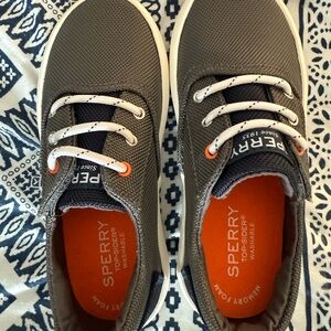 Sperry Gray Sneakers with White Soles and Low-Top Design